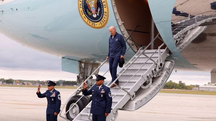 U.S. President Joe Biden arrives at Detroit Metropolitan Wayne County Airport in Romulus, Michigan, U.S., September 26, 2023. REUTERS/Evelyn Hockstein