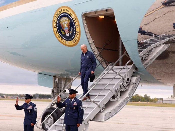 U.S. President Joe Biden arrives at Detroit Metropolitan Wayne County Airport in Romulus, Michigan, U.S., September 26, 2023. REUTERS/Evelyn Hockstein
