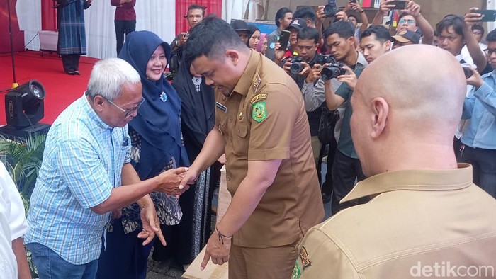 Bobby Nasution saat menyerahkan bantuan alat usaha ke para pelaku UMKM di Medan (Nizar Aldi/detikSumut)