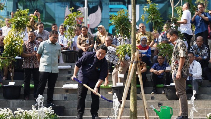 Pemerintah saat ini terus berkomitmen untuk menekan polusi dan menghijaukan Indonesia. Menteri BUMN Erick Thohir mulai menjalankan program Gotong Royong Boyong Pohon yang dimulai dari lingkungan BUMN.