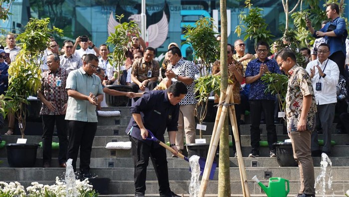 Pemerintah saat ini terus berkomitmen untuk menekan polusi dan menghijaukan Indonesia. Menteri BUMN Erick Thohir mulai menjalankan program Gotong Royong Boyong Pohon yang dimulai dari lingkungan BUMN.