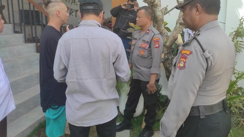 WNA Rusia diamankan oleh polisi karena keluar vila dalam kondisi telanjang.