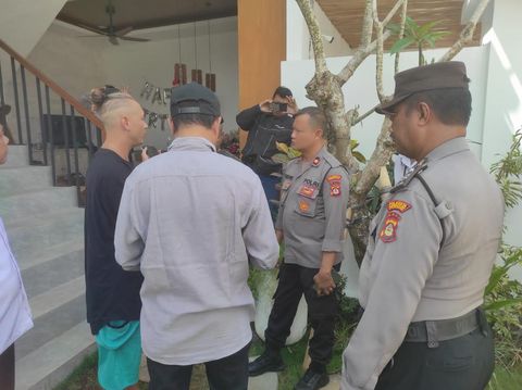 WNA Rusia diamankan oleh polisi karena keluar vila dalam kondisi telanjang.