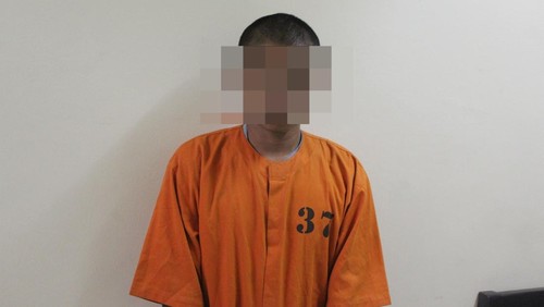 Seorang buruh bangunan, W, yang kedapatan membawa sabu. W ditangkap Polres Bandara Ngurah Rai pada Senin (25/9/2023).