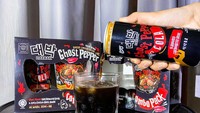 Minuman cola yang harusnya menyegarkan malah memiliki rasa pedas yang membuat tenggorokan tercekat. Namanya Cola Ghost Pepper yang merupakan merek dari Daebak. Terbuat dari campuran cabe setan yang memiliki tingkat kepedasan hingga 1,1041,427 Scoville Heat Unit (SHU). Foto: site news