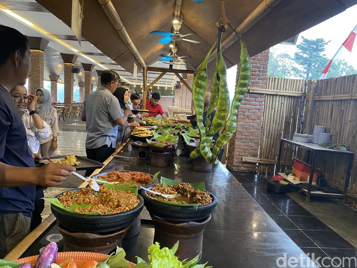 Danau Abah, restoran Sunda hidden gem di BSD yang menawarkan menu prasmanan nikmat.