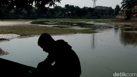 Kekeringan ini disebabkan musim kemarau panjang di sebagian besar wilayah Indonesia.