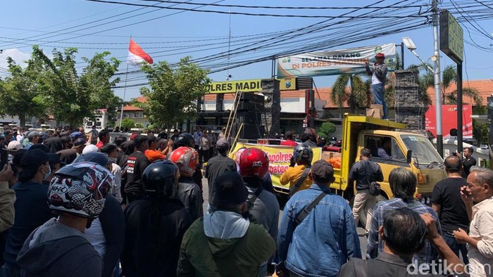 Demo ratusan massa di Madiun tolak pembongkaran tugu silat