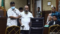 Terlihat Lukas Enembe masuk dan keluar sidang dengan tertatih dan berjalan dengan dipegangin oleh orang lain.  