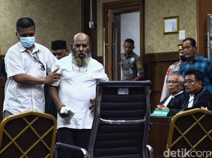 Beda Jauh dari Dakwaan! Lukas Enembe Hanya Terbukti Terima Rp 19,6 M