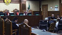 Jaksa penuntut umum pada KPK meyakini Lukas Enembe menerima suap dan gratifikasi senilai total Rp 46,8 miliar. Selain hukuman 10,5 tahun penjara, jaksa juga menuntut Lukas Enembe membayar denda Rp 1 miliar, uang pengganti Rp 47,8 miliar, dan pencabutan hak politik 5 tahun. 
