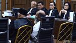 Dengan Jalan Tertatih, Lukas Enembe Hadiri Sidang Duplik