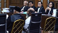 Mantan Gubernur Papua tersebut mengikuti sidang dengan agenda pembacaan duplik terdakwa.  