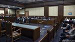 Dengan Jalan Tertatih, Lukas Enembe Hadiri Sidang Duplik