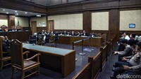 Hakim mengatakan sidang vonis Lukas digelar pada Senin (9/10). Lukas sebelumnya telah dituntut hukuman 10 tahun 6 bulan penjara. 