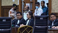 Terdakwa kasus dugaan suap dan penerimaan gratifikasi Lukas Enembe menjalani sidang lanjutan di Pengadilan Tipikor, Jakarta, Rabu (27/9/2023).  