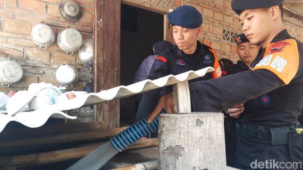 Dropping air bersih oleh Brimob Polda Jateng di Desa Lampar, Kecamatan Tamansari, Kabupaten Boyolali, Rabu (27/9/2023).