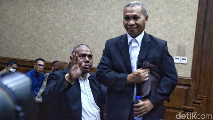 Ekspresi Pengacara Lukas Enembe yang Didakwa Merintangi Penyidikan Pengacara mantan Gubernur Papua Lukas Enembe, Stefanus Roy Rening menghadiri sidang dakwaan terhadap dirinya di Pengadilan Tipikor, Jakarta Pusat, Rabu (27/9/2023). Jaksa Penuntut Umum KPK mendakwa Stefanus Roy Rening telah sengaja merintangi penyidikan kasus yang menjerat mantan Gubernur Papua Lukas Enembe, salah satunya dengan memberi arahan agar tidak memenuhi panggilan pemeriksaan penyidik KPK.