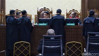 Dalam kasus ini, Roy didakwa melanggar Pasal 21 Undang-Undang Republik Indonesia Nomor 31 Tahun 1999 tentang Pemberantasan Tindak Pidana Korupsi sebagaimana telah diubah dengan Undang-Undang Republik Indonesia Nomor 20 Tahun 2001 tentang Perubahan atas Undang-Undang Nomor 31 Tahun 1999 tentang Pemberantasan Tindak Pidana Korupsi.  