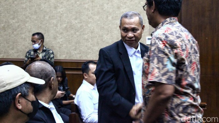 Ekspresi Pengacara Lukas Enembe yang Didakwa Merintangi Penyidikan Pengacara mantan Gubernur Papua Lukas Enembe, Stefanus Roy Rening menghadiri sidang dakwaan terhadap dirinya di Pengadilan Tipikor, Jakarta Pusat, Rabu (27/9/2023). Jaksa Penuntut Umum KPK mendakwa Stefanus Roy Rening telah sengaja merintangi penyidikan kasus yang menjerat mantan Gubernur Papua Lukas Enembe, salah satunya dengan memberi arahan agar tidak memenuhi panggilan pemeriksaan penyidik KPK.