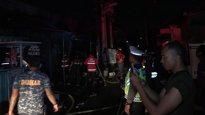 Petugas memadamkan kebakaran di enam ruko di Jalan Ceningan Sari Nomor IV A, Denpasar, Bali. Kebakaran terjadi pada pukul 23.30 Wita, Selasa (26/9/2023)