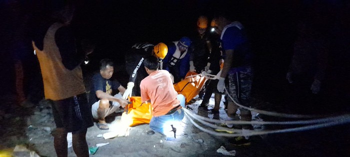 Proses evakuasi turis Jerman yang jatuh di tebing pantai dekat Pura Luhur Srijong, Selemadeg, Tabanan, pada Selasa malam (26/9/2023).
