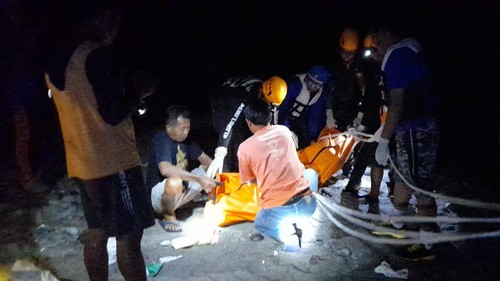 Proses evakuasi turis Jerman yang jatuh di tebing pantai dekat Pura Luhur Srijong, Selemadeg, Tabanan, pada Selasa malam (26/9/2023).