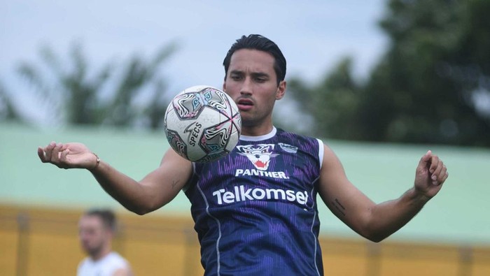 Ezra Walian.
