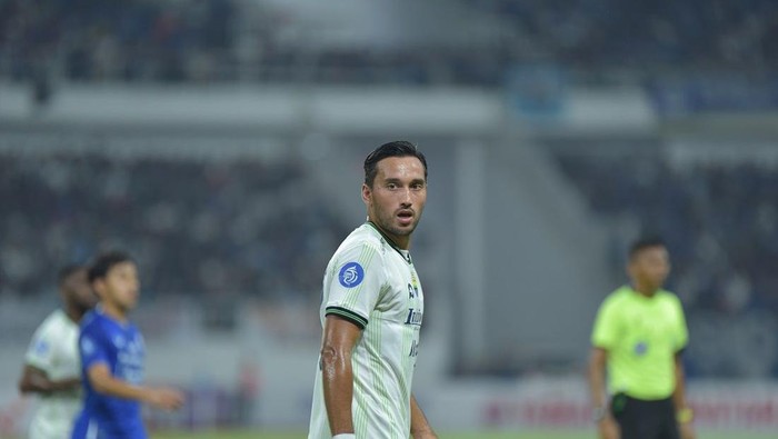 Ezra Walian.