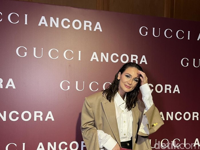 Foto Luna Maya, tampil awet muda di usia 40 tahun.