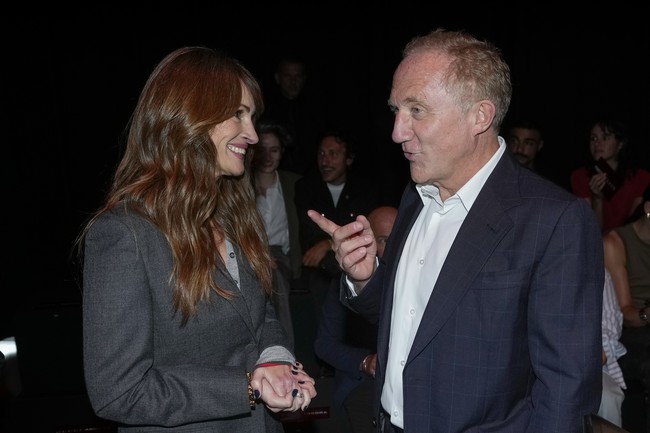 Aktris Hollywood Julia Roberts pun tak melewatkan perhelatan ini. Ia disambut langsung oleh Francois-Henri Pinault, CEO Kering, grup luxury brand yang menaungi Gucci.  (Foto: AP Photo/Luca Bruno)