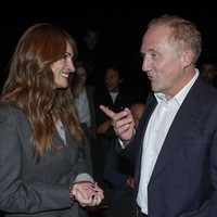 Aktris Hollywood Julia Roberts pun tak melewatkan perhelatan ini. Ia disambut langsung oleh Francois-Henri Pinault, CEO Kering, grup luxury brand yang menaungi Gucci.  (Foto: AP Photo/Luca Bruno)