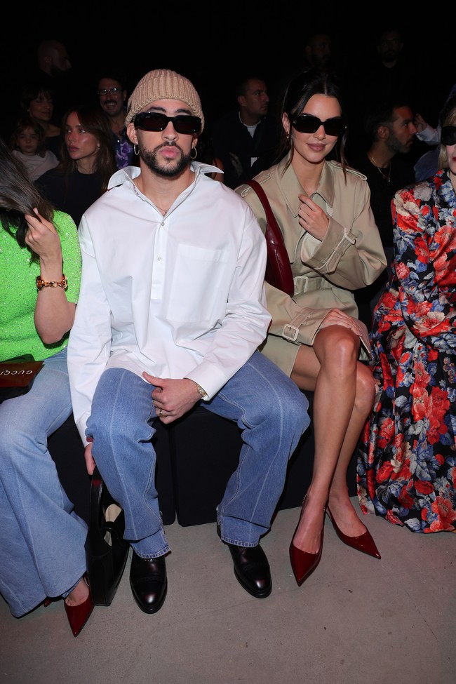 Rapper Bad Bunny juga duduk di sebelah Kendall. Meski dikabarkan menjalin hubungan asmara, keduanya datang secara terpisah. (Foto: Getty Images for Gucci/Jacopo M. Raule)