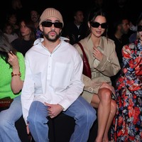 Rapper Bad Bunny juga duduk di sebelah Kendall. Meski dikabarkan menjalin hubungan asmara, keduanya datang secara terpisah. (Foto: Getty Images for Gucci/Jacopo M. Raule)