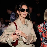 Kendall Jenner menjadi satu dari deretan selebriti yang menghadiri fashion show Gucci di Milan Fashion Week Spring-Summer 2024, Jumat (22/9/2023). Peragaan bertajuk Gucci Ancora itu menampilkan koleksi perdana desainer Sabato de Sarno sebagai direktur kreatif Gucci yang baru. (Foto: Getty Images for Gucci/Daniele Venturelli)