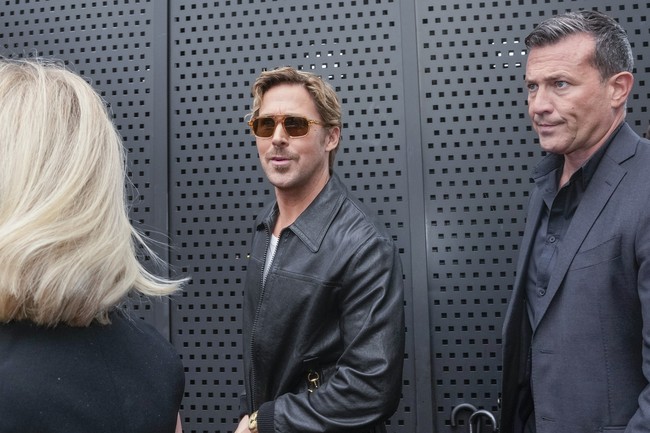 Tidak ketinggalan aktor Ryan Gosling yang menebar aura maskulinnya dengan jaket kulit Gucci. (Foto: AP Photo/Luca Bruno)