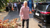 Bacapres yang diusung PDIP itu hadir dengan mengenakan kemeja kotak-kotak lengan panjang.  
