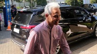 Ganjar memasuki gedung sambil melempar senyuman. Untuk diketahui, rapat ini memang dilakukan setiap minggu oleh TPN pada Rabu.  