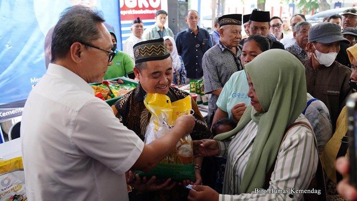 Gerakan Bansos dan Pasar Murah di Semarang Gerakan Bansos dan Pasar Murah di Semarang