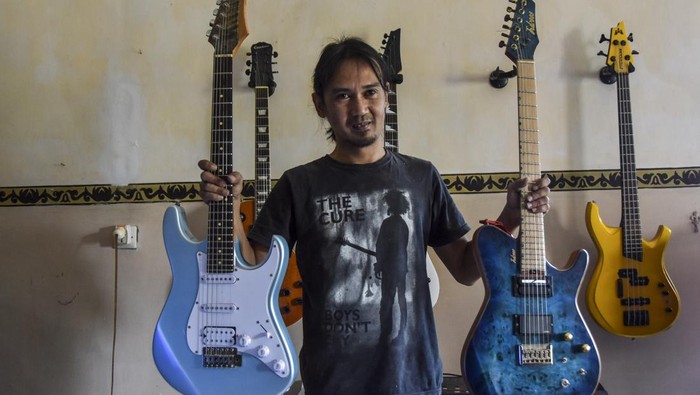 Gokil! Produksi Gitar di Ciamis Tembus Pasar Ekspor Perajin Ilham Firdaus menunjukkan gitar elektrik yang telah selesai diproduksi, di industri rumahan I AM Guitar, Desa Cijulang, Kabupaten Ciamis, Jawa Barat, Rabu (27/9/2023). I AM Guitar memproduksi gitar custom akustik dan elektrik sesuai pesanan yang dikerjakan menggunakan alat sederhana serta telah menembus pasar ekspor ke Malaysia dengan harga Rp1,5 juta hingga Rp8 juta per unit. ANTARA FOTO/Adeng Bustomi/tom.