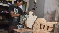 I AM Guitar memproduksi gitar custom akustik dan elektrik sesuai pesanan yang dikerjakan menggunakan alat sederhana serta telah menembus pasar ekspor ke Malaysia dengan harga Rp1,5 juta hingga Rp8 juta per unit.   