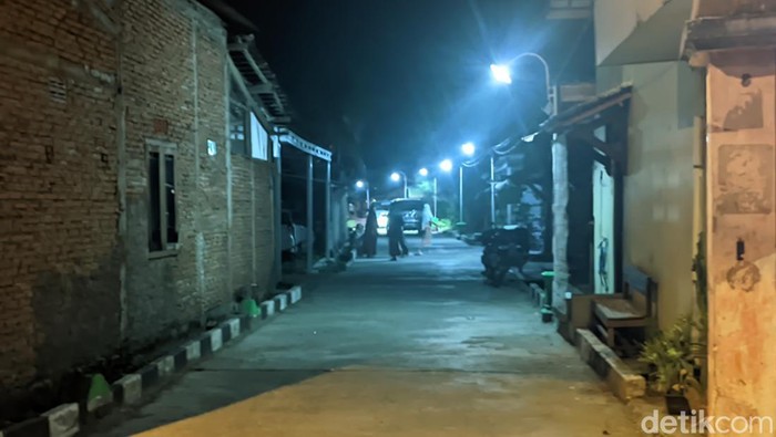 Guru yang dibacok murid di Demak pulang dari rumah sakit, Rabu (26/9/2023) malam.