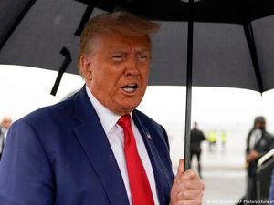 Trump Sebut Biden Si Bungkuk ber-IQ Rendah Jelang Pilpres AS 2024