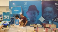Selain di Zona Kalap, di setiap booth yang ada di dalam Indonesia International Book Fair 2023 juga memamerkan karya lainnya.  Foto: Tia Agnes/ detikcom