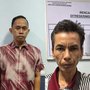 IS (kanan) dan BM (kiri) dua pelaku penyebar hoaks UAS diperiksa usai ditangkap polisi. (Foto: Dok. Polda Kepri)