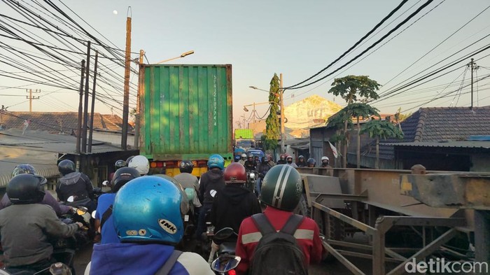 Seorang pengendara, Purwo melaporkan terjadinya kemacetan di Jalan Osowilangon Surabaya. Baik yang ke arah Surabaya maupun Gresik.