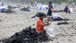 Menyisir Limbah Batu Bara di Pantai Aceh Barat