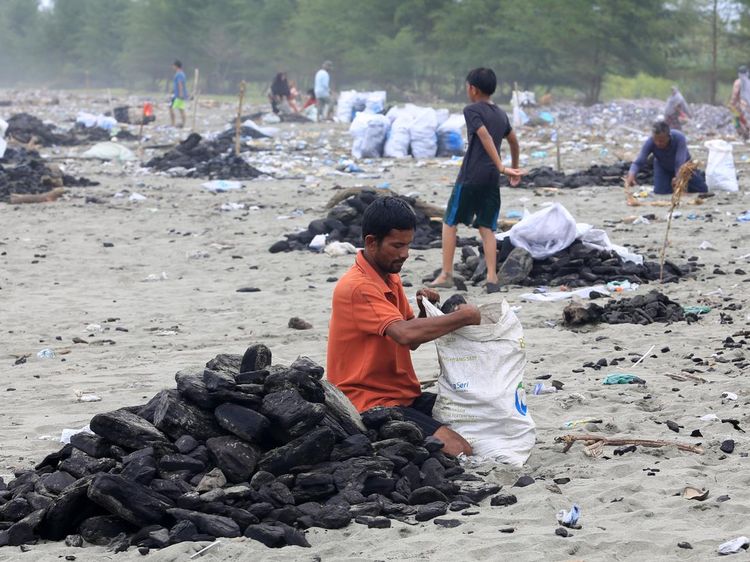 Menyisir Limbah Batu Bara di Pantai Aceh Barat