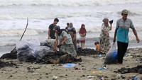 Sejumlah warga memungut dan mengumpulkan limbah batu bara di kawasan pesisir pantai Desa Peunaga Rayeuk di Meureubo, Aceh Barat, Aceh, Rabu (27/9/2023).