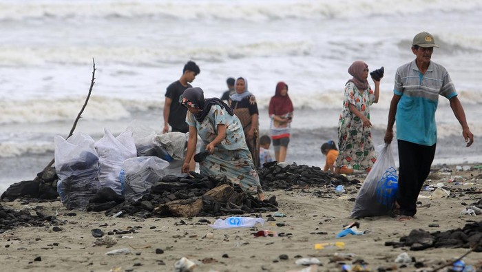 Jasa Mengumpulkan Limbah Batu Bara di Pesisir Pantai Aceh Barat Sejumlah warga memungut dan mengumpulkan limbah batu bara yang mencemari kawasan pesisir pantai Desa Peunaga Rayeuk di Meureubo, Aceh Barat, Aceh, Rabu (27/9/2023). Setiap warga mampu mengumpulkan limbah batu bara sebanyak 20 sampai 35 karung dengan jasa dan upah yang diberikan oleh salah satu perusahaan eksploitasi batu bara sebesar Rp25.000 per karung ukuran 50 kilogram. ANTARA FOTO/Syifa Yulinnas/rwa.